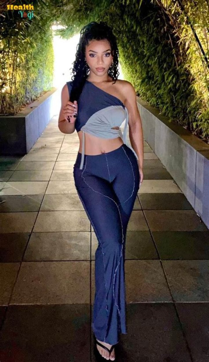 Chlöe Bailey Posts Sultry Courtside Selfie, Shares Her Gym Routine