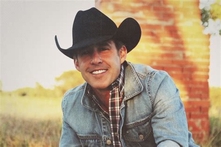 Aaron Watson (Country Singer) - Age, Birthday, Bio, Facts, Family, Net Worth, Height & More