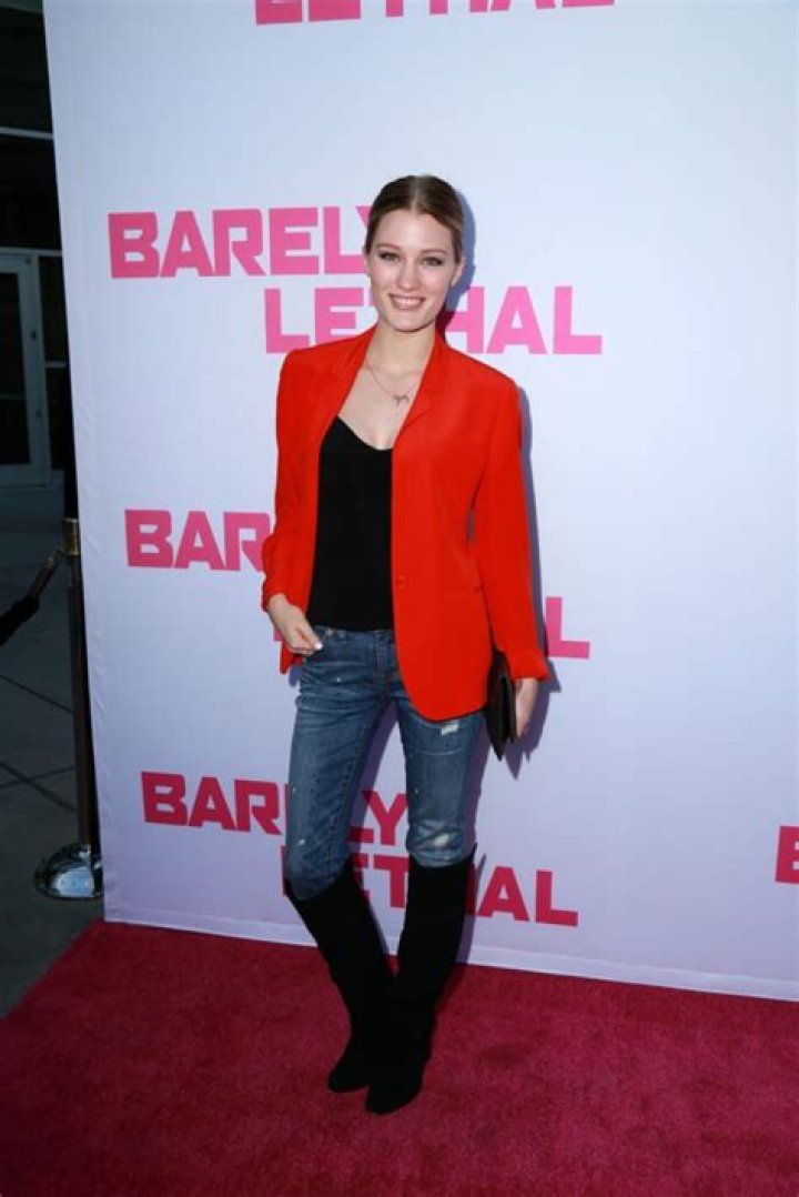 Ashley Hinshaw Bio, Wiki, Age, Height, Husband, Model, Movies, Tv Shows, and Net Worth.