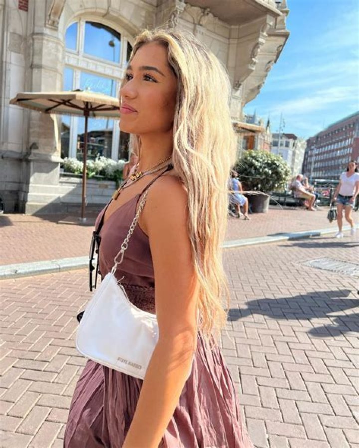 Azra Mian Age | Wiki, Net worth, Bio, Height, Boyfriend?