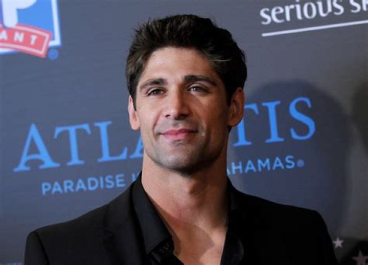 How tall is Bren Foster