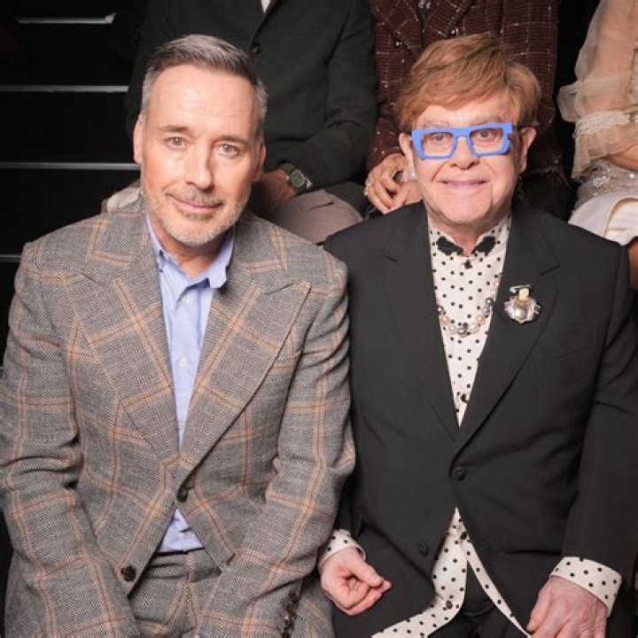 ¿Elton John tuvo un hijo con su esposa? – Celebrity.fm