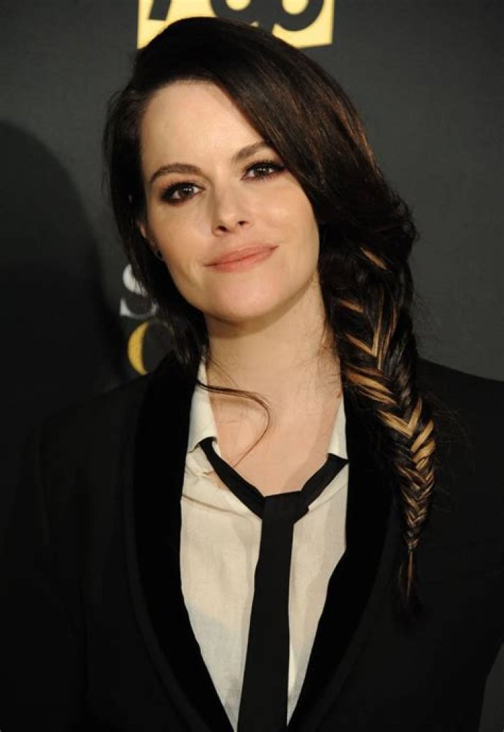 Emily Hampshire Biography, Age, Height, Husband, Net Worth, Family
