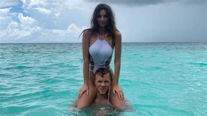 Emily Ratajkowski Shows Off Abs in ‘Family Selfie’ With Husband Sebastian: ‘Ate 2 Frozen Pizzas’