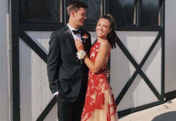 Hannah Meloche Age, Wiki, Net worth, Bio, Height, Boyfriend Girlfriend