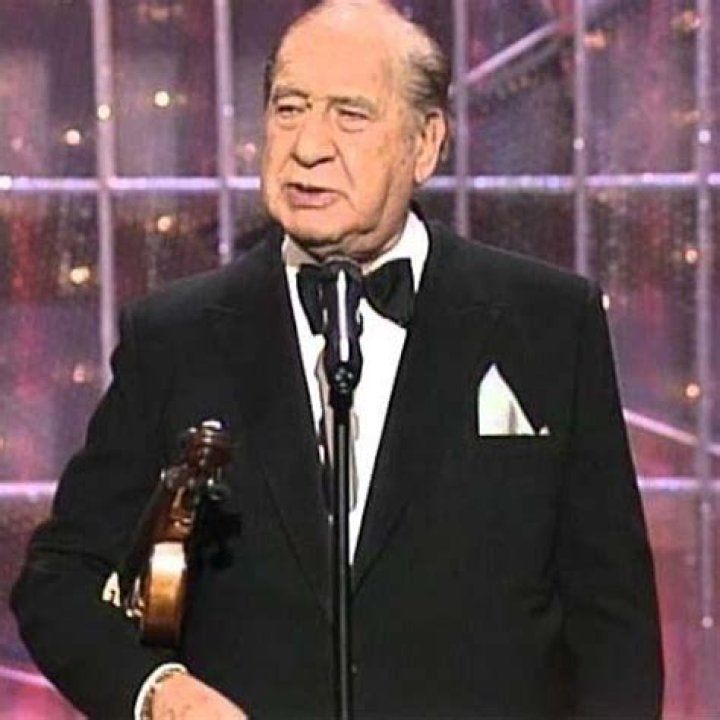 Henny Youngman (Comedian) - Age, Birthday, Bio, Facts, Family, Net Worth, Height & More