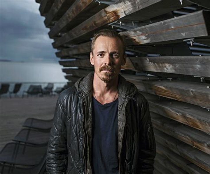 How tall is Jasper Pääkkönen