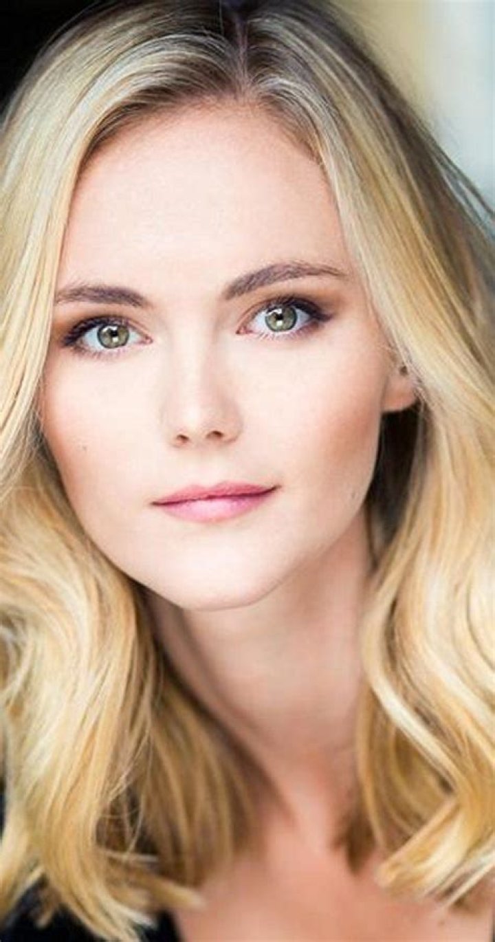 How tall is Jayne Wisener