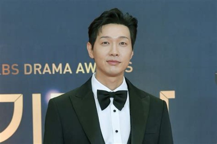 Ji Hyun-woo Biography, Age, Height, Wife, Net Worth, Family
