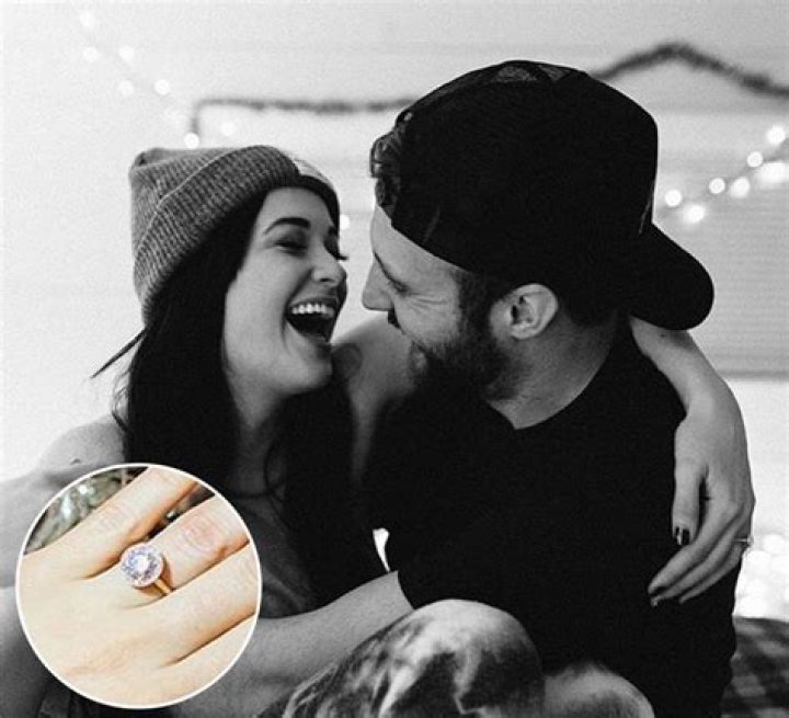 Country Singer Kacey Musgraves Gets Engaged — See Her Stunning Diamond Ring!