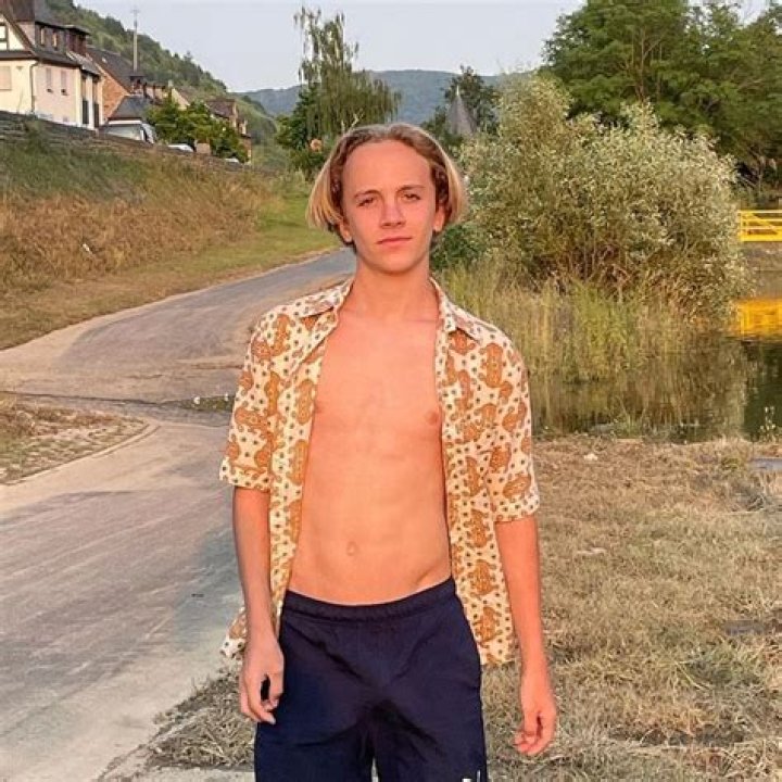 Mo Bakker (Movie Actor) - Age, Birthday, Bio, Facts, Family, Net Worth, Height & More