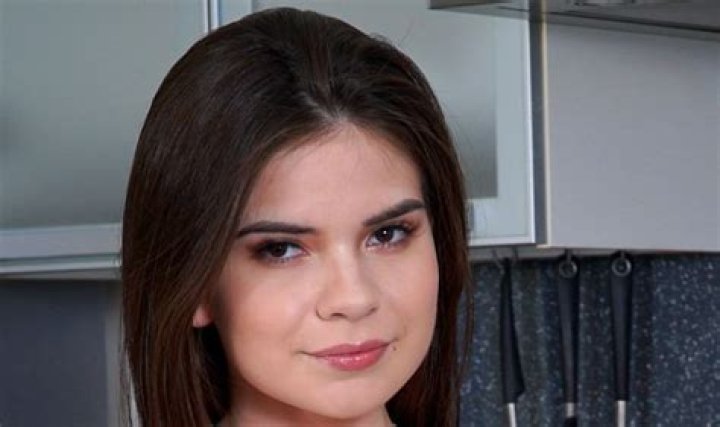 Molly Brown’s biography, net worth, fact, career, awards and life story