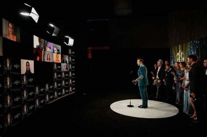 Phil Dunster (TV Actor) - Age, Birthday, Bio, Facts, Family, Net Worth, Height & More