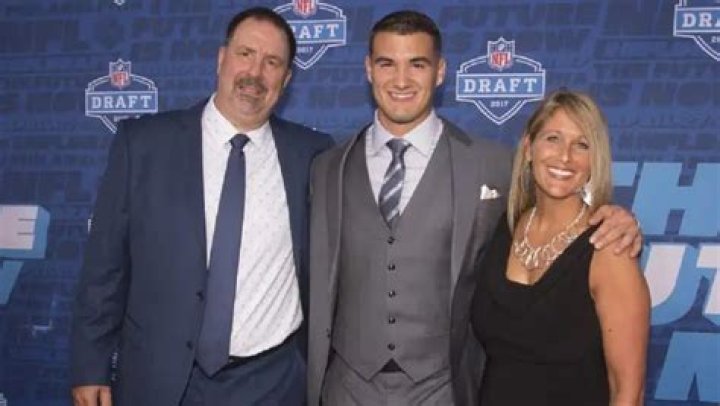 Pittsburgh Steelers: What Is Wrong With Mitch Trubisky Hand? Meet His Mom Jeanne Trubisky And Family Ethnicity