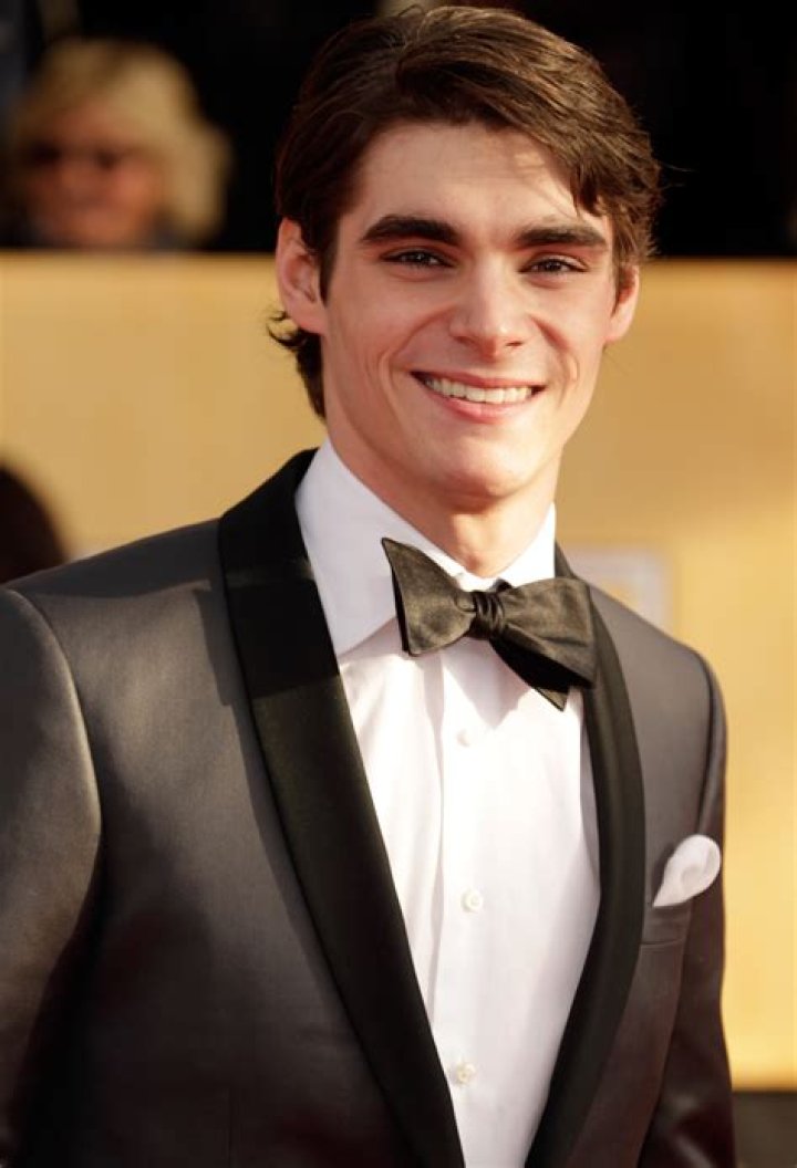 RJ Mitte (TV Actor) - Age, Birthday, Bio, Facts, Family, Net Worth, Height & More