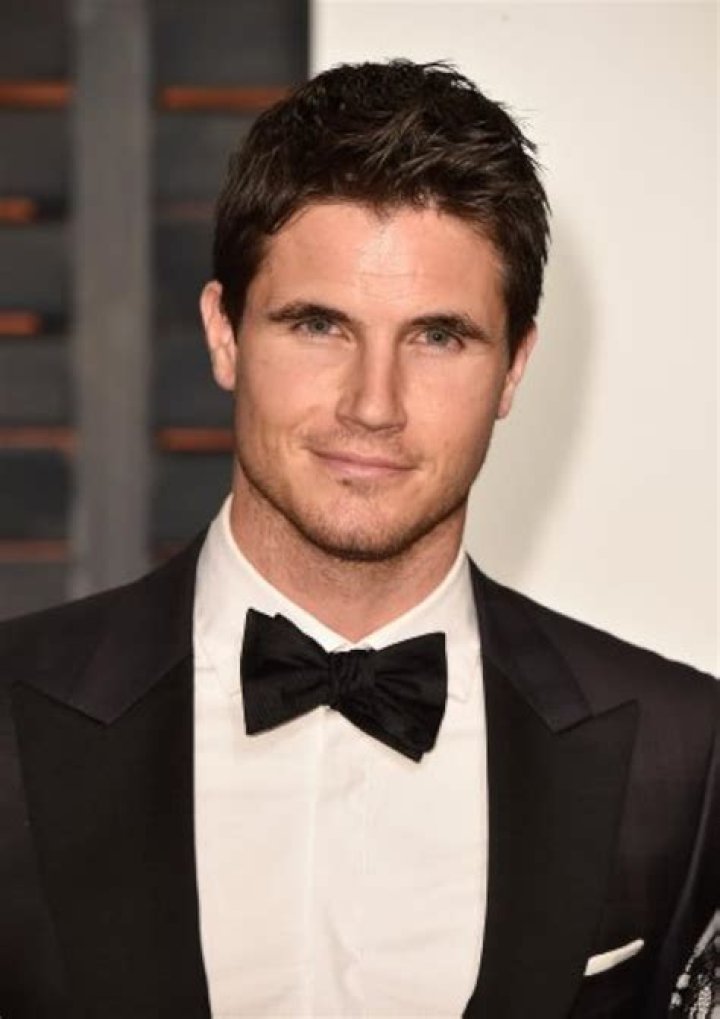 How tall is Robbie Amell