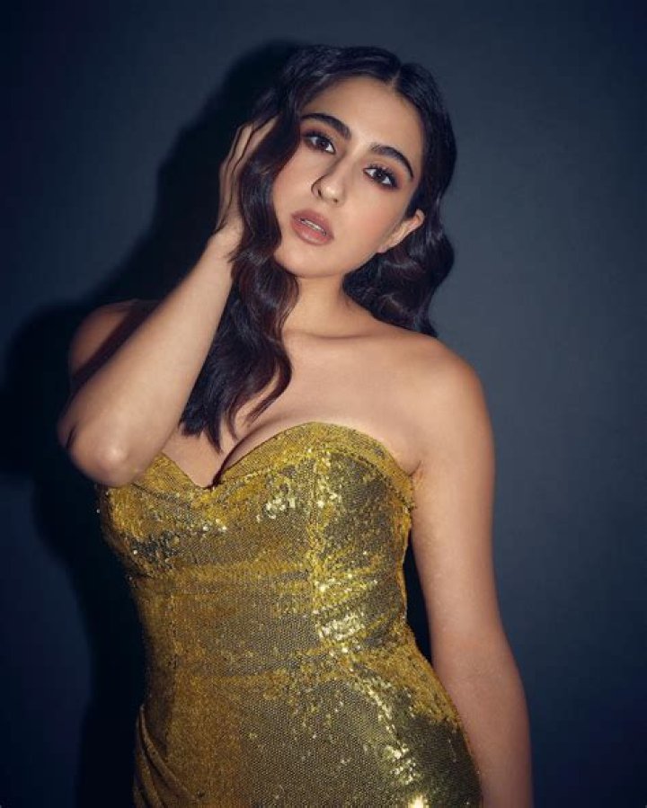 Sara Ali Khan Biography, Age, Height, Husband, Net Worth, Family