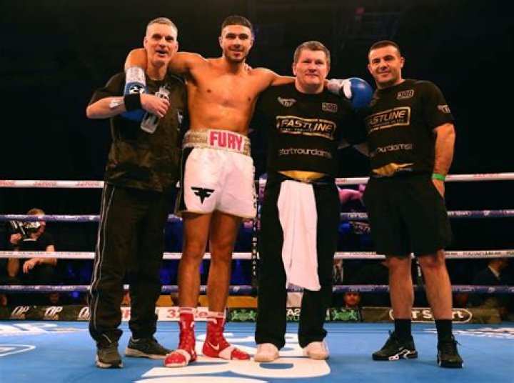 Tommy Fury Boxing Record, Net Worth, Age, Height, Mum, Instagram, Weight, Brother