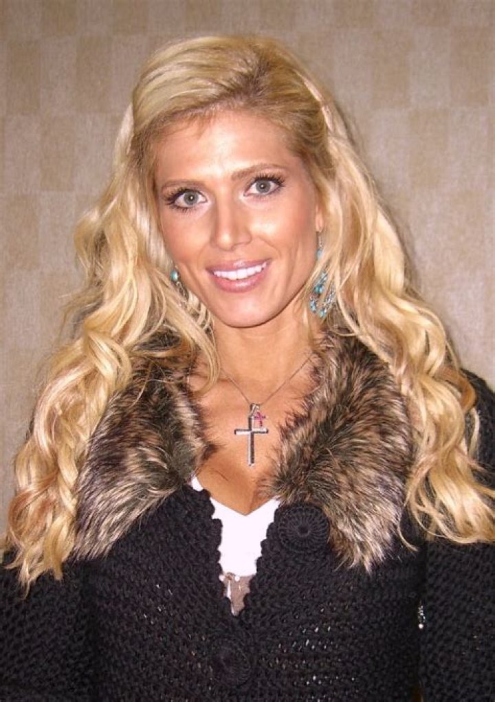 How tall is Torrie Wilson