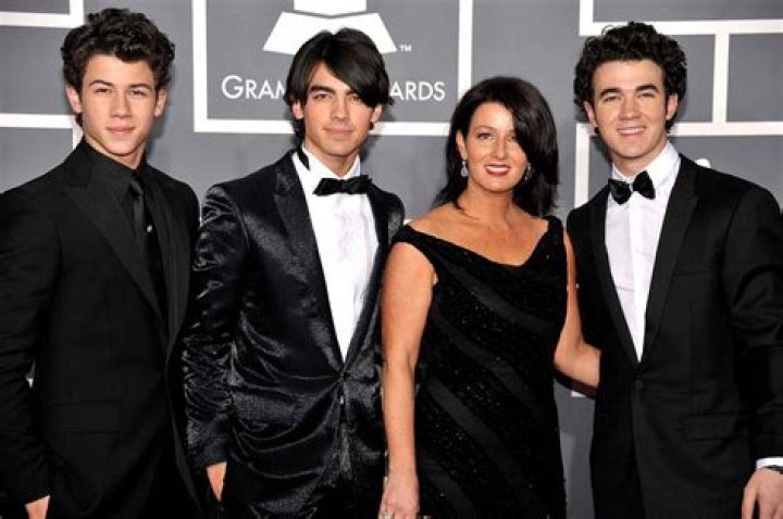 What ethnicity are the Jonas Brothers parents?