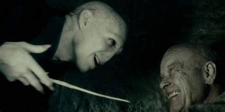 Who is more powerful Grindelwald or Voldemort?
